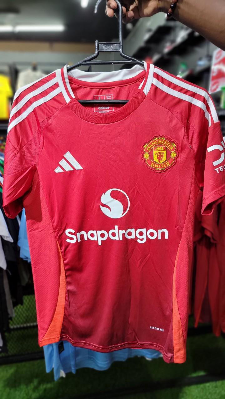 MANCHESTER UNITED JERSEY 🎱These present season Jersey material is a high end quality non fading and durable. It is fashionable and suitable in all seasons. They are variant with football seasons.