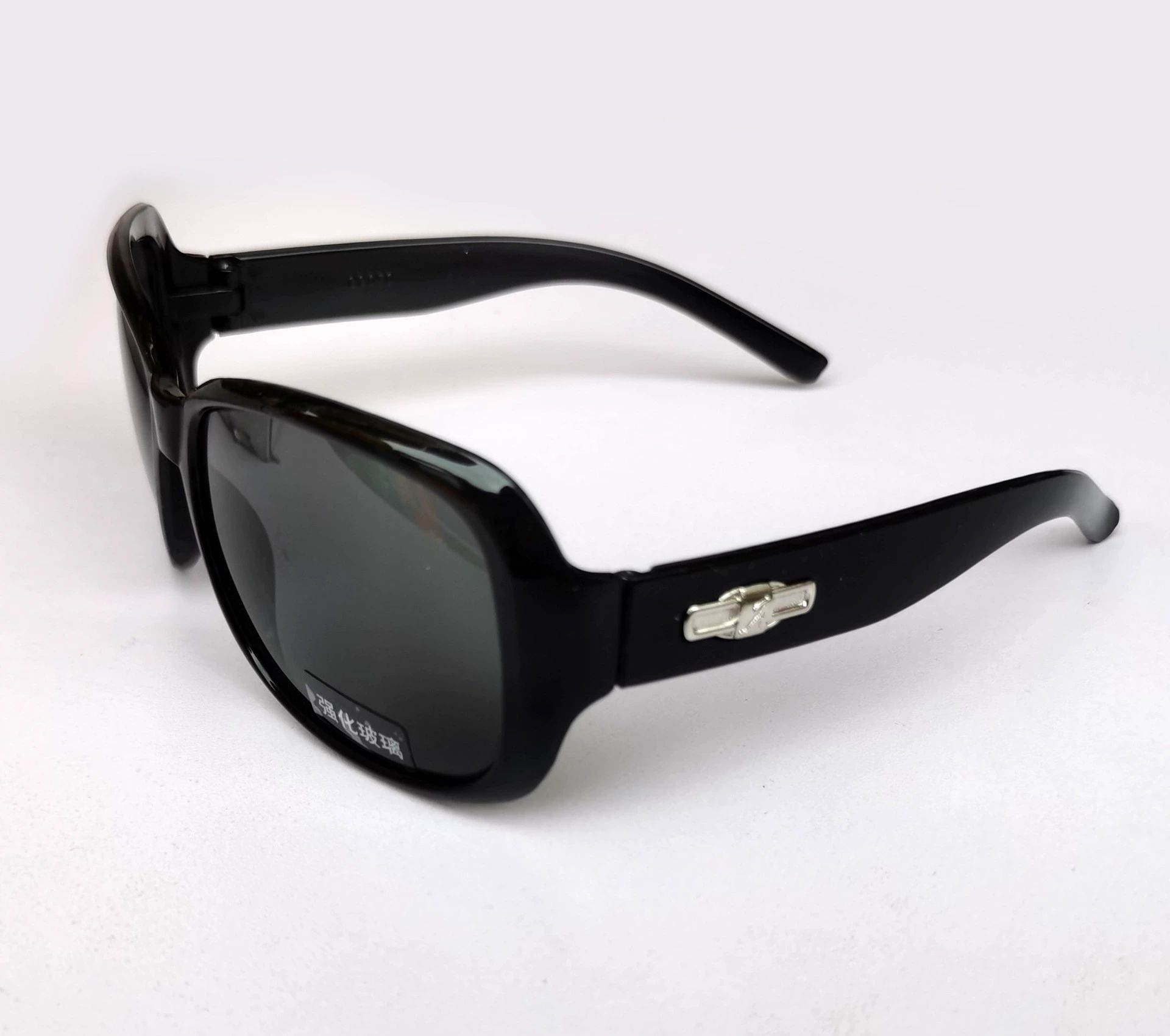 This pair of glasses is for electric - welding protection. It blocks welding - related light, UV, and IR, preventing arc - light burns and spatter impacts. As windproof goggles, it keeps out sand。