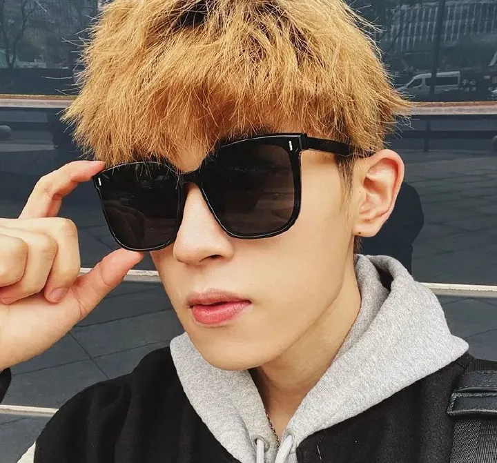 This is a pair of sunglasses, commonly used to block ultraviolet rays in sunlight and reduce glare. In terms of materials, the frame may be made of metal, plastic, or acetate fiber