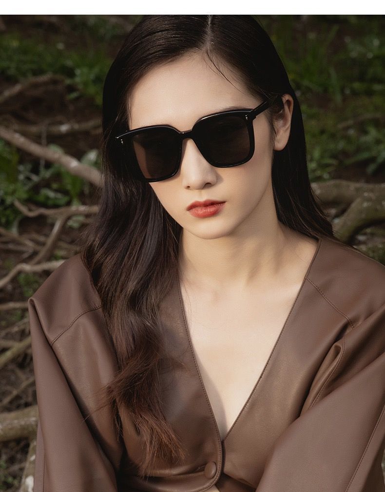 This is a pair of sunglasses, commonly used to block ultraviolet rays in sunlight and reduce glare. In terms of materials, the frame may be made of metal, plastic, or acetate fiber