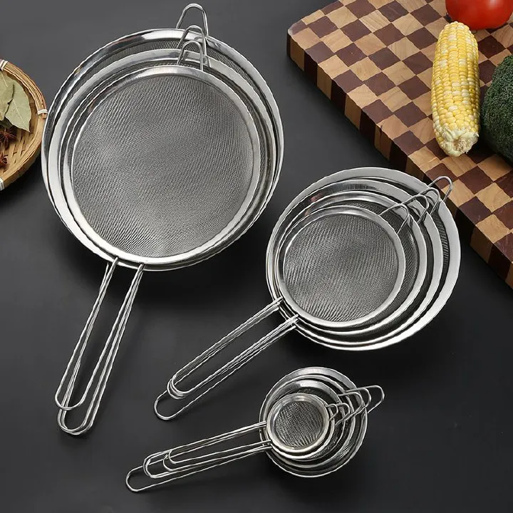 Stainless - steel skimmers, strainers, thickened, for household use, kitchen utensils. They can be used for lifting noodles and vermicelli, filtering soy milk and juice.