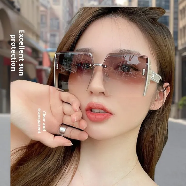 New - style sunglasses with a large - frame design can modify the face shape, creating a slimming and smaller - face effect. They have UV - protection function and are unisex, fashion - forward andve。