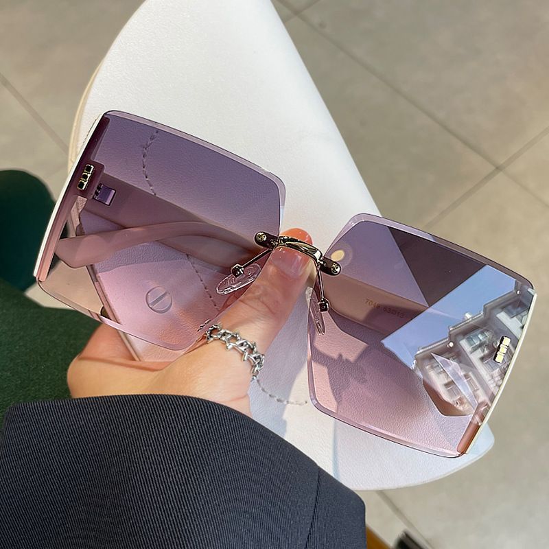 New - style sunglasses with a large - frame design can modify the face shape, creating a slimming and smaller - face effect. They have UV - protection function and are unisex, fashion - forward andve。