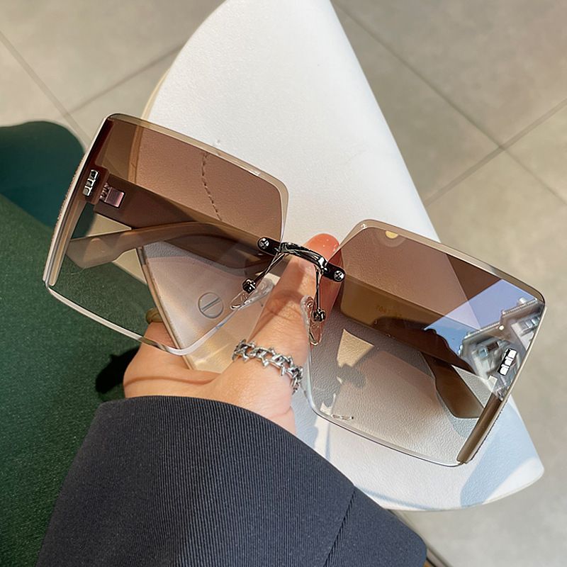 New - style sunglasses with a large - frame design can modify the face shape, creating a slimming and smaller - face effect. They have UV - protection function and are unisex, fashion - forward andve。