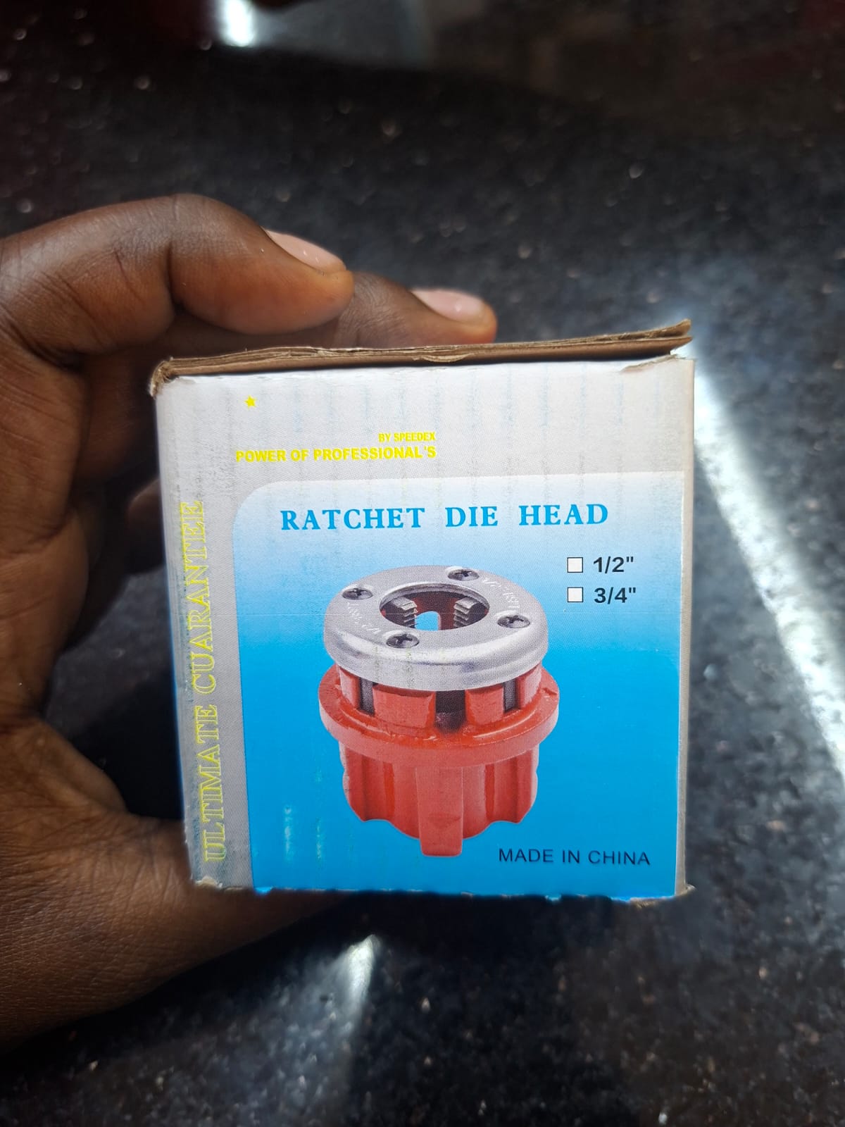 manual ratchet pipe threader die head used to cut threads onto metal pipes. 
Item: Ratchet Pipe Threader Die Head
Included Sizes: 1/2 inch and 3/4 inch dies 
Usage: Suitable for plumbing, HVAC install