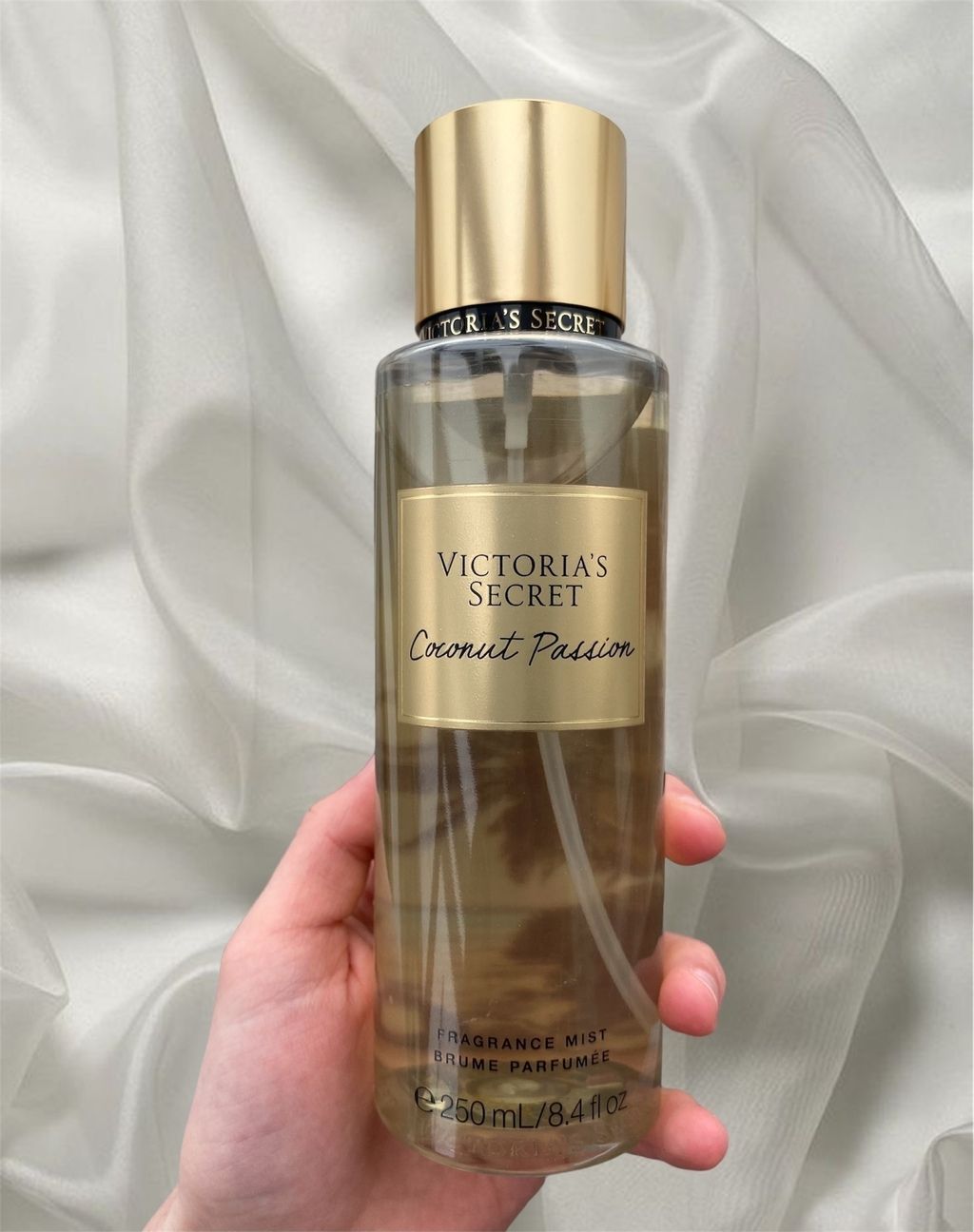 Victoria's Secret Coconut Passion Fragrance Mist combines the sweet and creamy aroma of vanilla with the tropical, beachy scent of coconut, creating a lush and inviting fragranc
