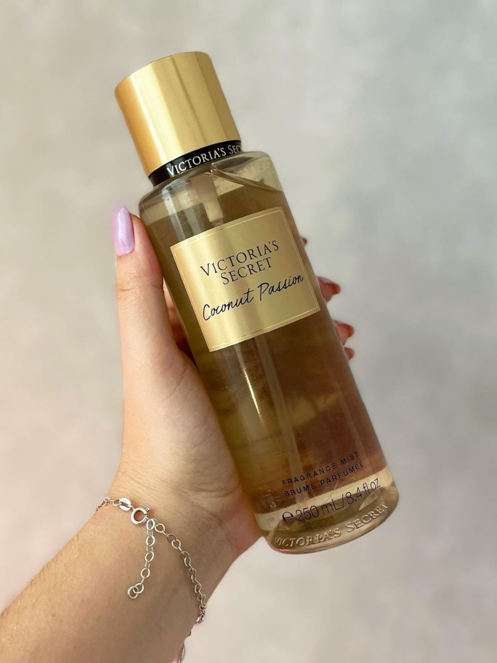 Victoria's Secret Coconut Passion Fragrance Mist combines the sweet and creamy aroma of vanilla with the tropical, beachy scent of coconut, creating a lush and inviting fragranc