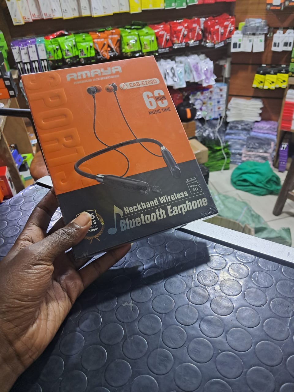 ORIGINAL AMAYA MAGNETIC NECKBAND
AMAYA EAB- E200D
60-HOUR MSIC PLAY TIME
MEMORY CARD SLOT