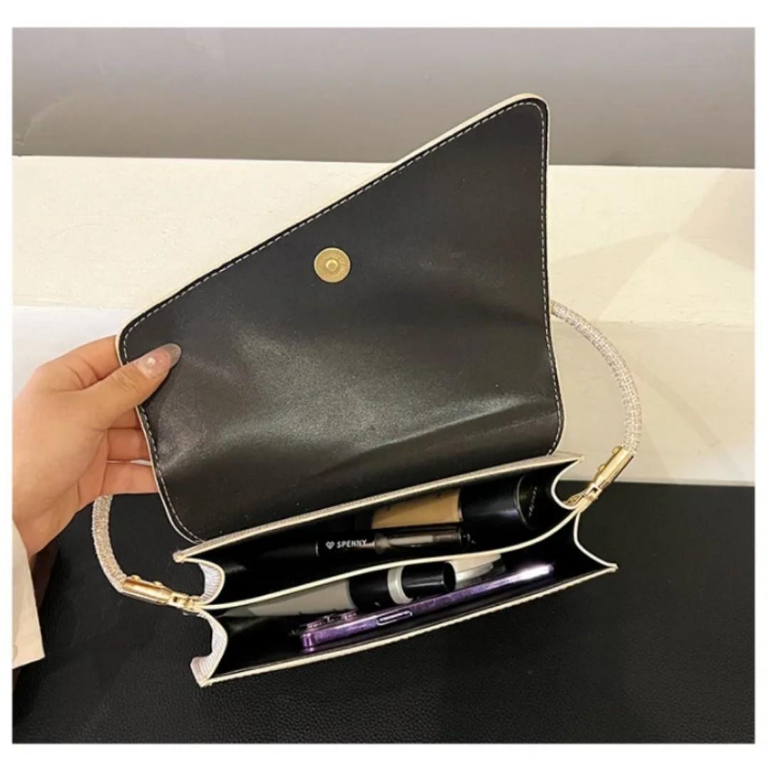 Sling bag

Crossbody bag

Messenger bag

Tote bag

Handbag

Satchel

Hobo bag

Bucket bag

Shoulder purse

Camera bag

Baguette bag