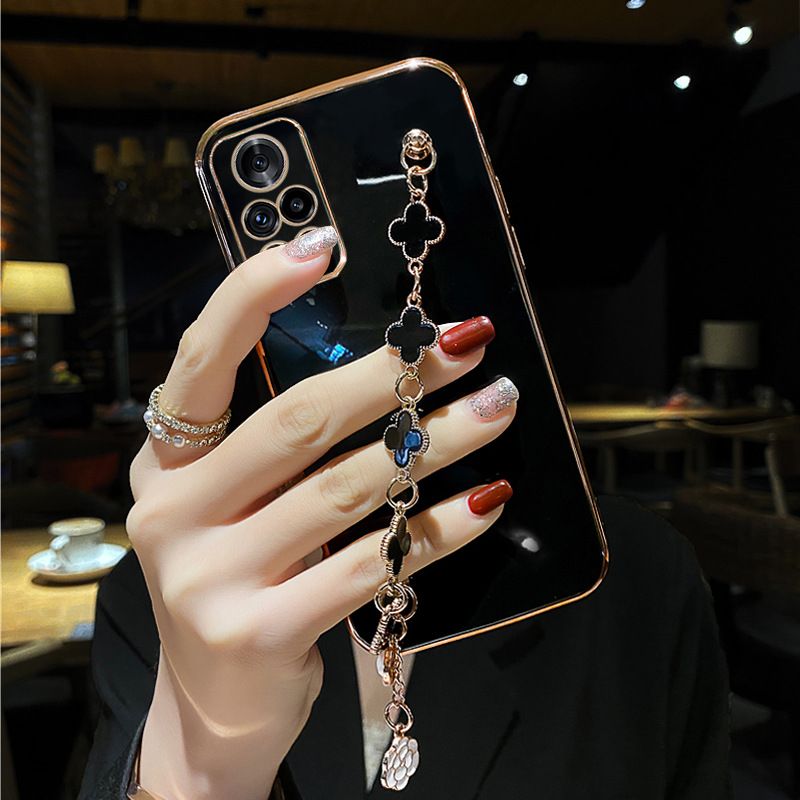 Infinix Hot 40/Hot 40 Pro/Hot 40i Electroplated Four-Leaf Clover Hand Chain Anti Fall Protective Cover