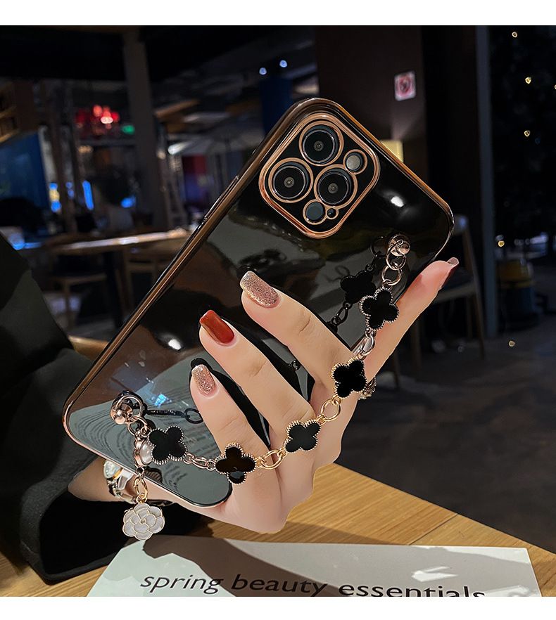 Infinix Hot 40/Hot 40 Pro/Hot 40i Electroplated Four-Leaf Clover Hand Chain Anti Fall Protective Cover