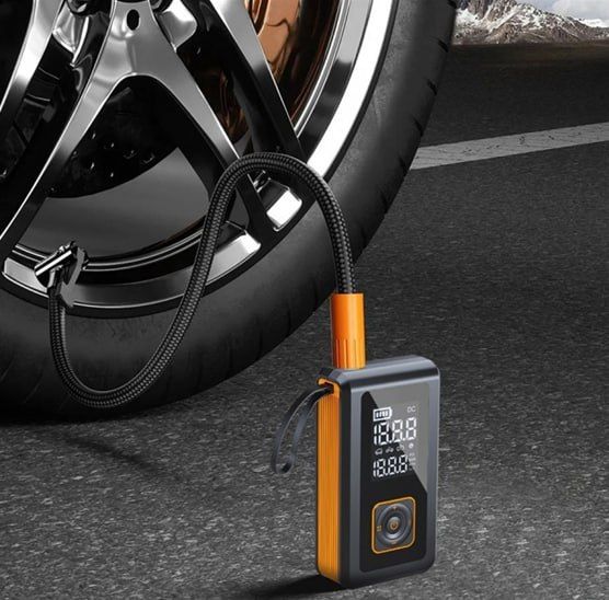 7-in-1 multi-function car jump starter with Powerbank, flashlight, compressor, pressure gauge and quick start function. Ideal for car emergencies and camping. Portable, powerful