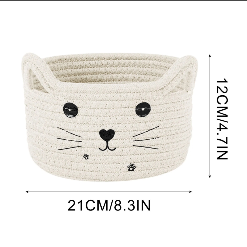 Small fabric storage baskets can be used to store cosmetics, stationery, dried flower decorations, snacks, and cat or dog toys