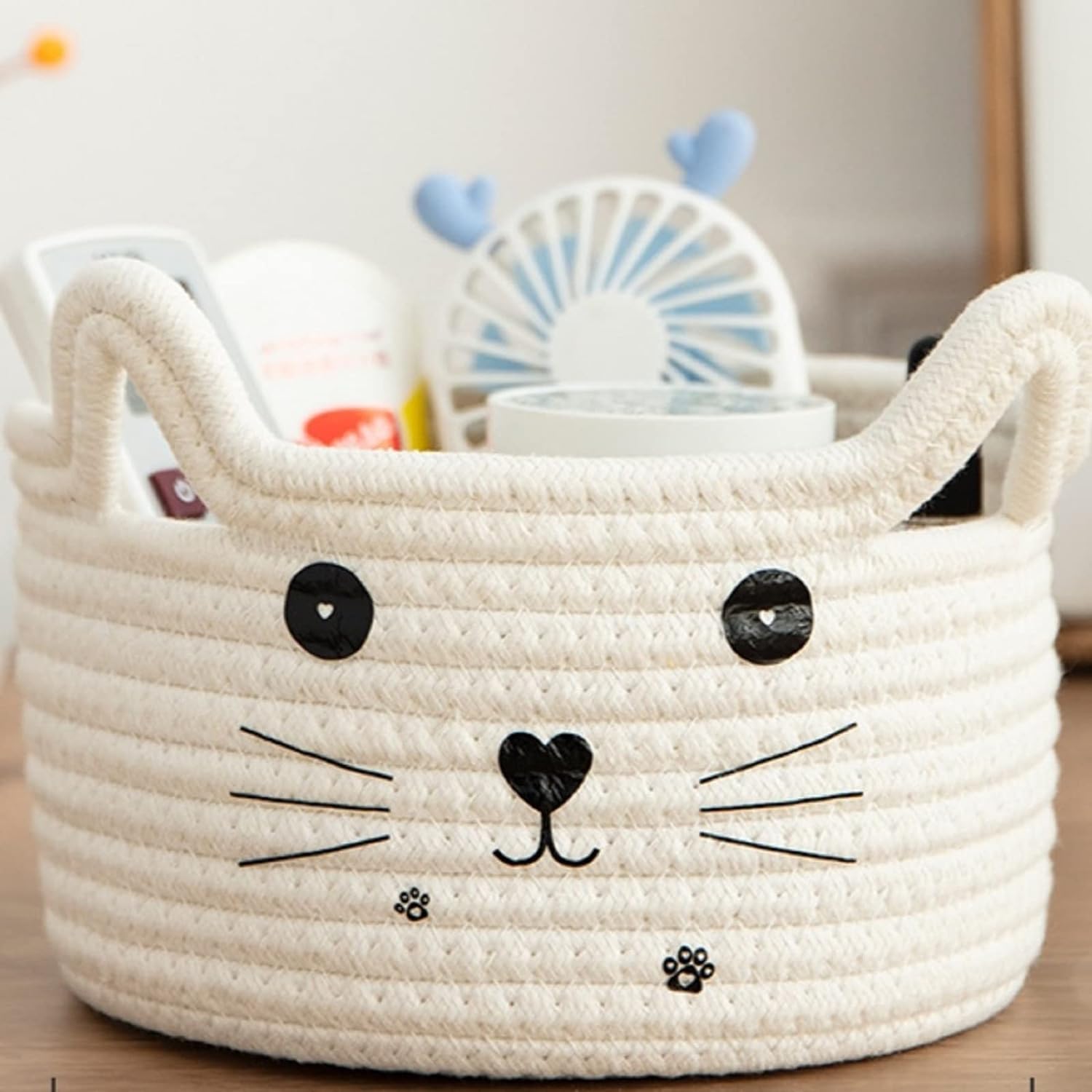 Small fabric storage baskets can be used to store cosmetics, stationery, dried flower decorations, snacks, and cat or dog toys