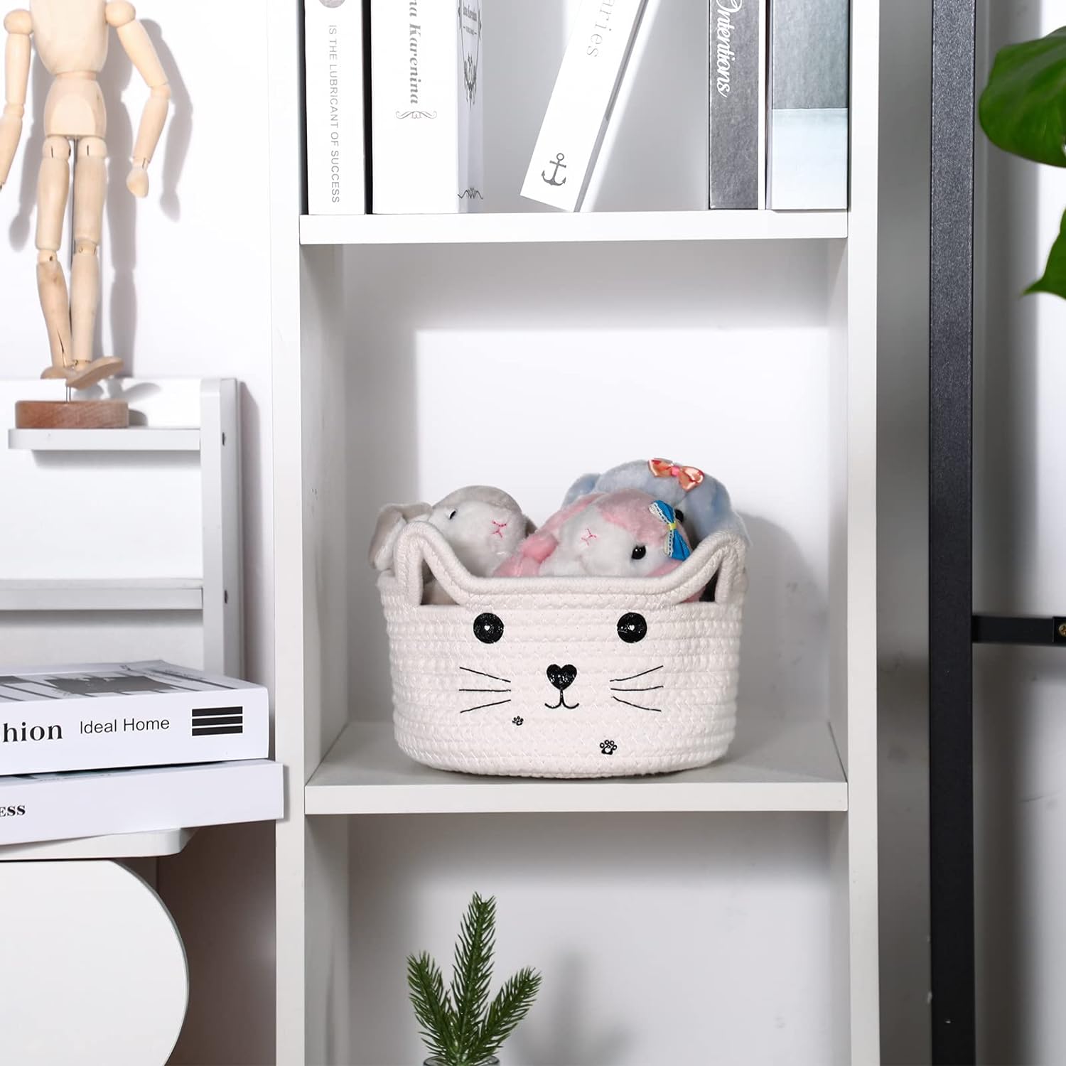Small fabric storage baskets can be used to store cosmetics, stationery, dried flower decorations, snacks, and cat or dog toys