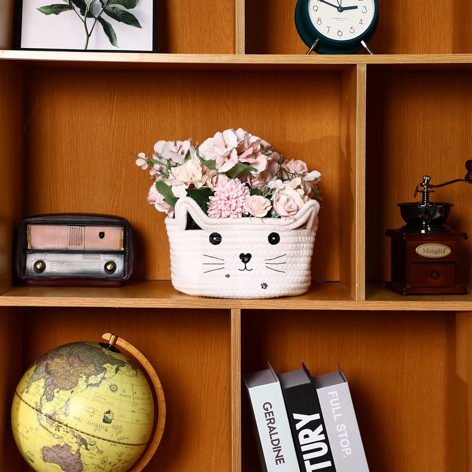 Small fabric storage baskets can be used to store cosmetics, stationery, dried flower decorations, snacks, and cat or dog toys