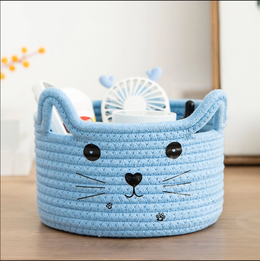 Small fabric storage baskets can be used to store cosmetics, stationery, dried flower decorations, snacks, and cat or dog toys
