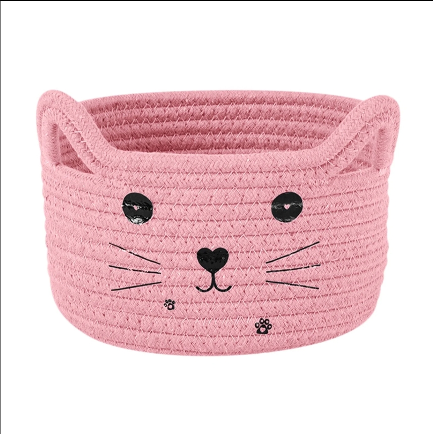 Small fabric storage baskets can be used to store cosmetics, stationery, dried flower decorations, snacks, and cat or dog toys
