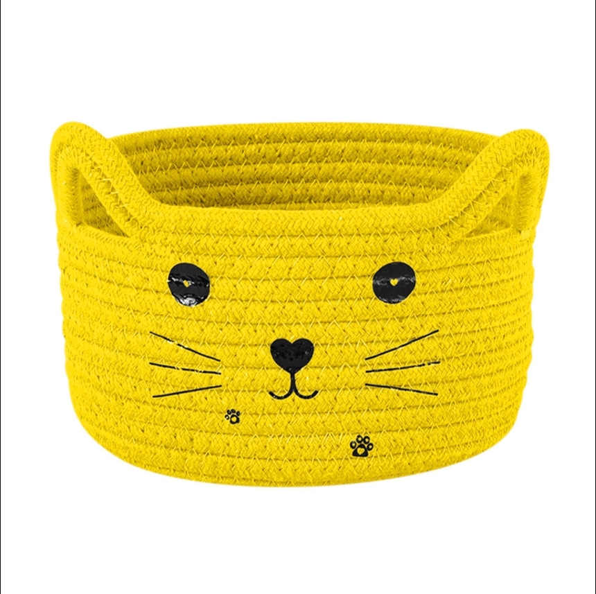 Small fabric storage baskets can be used to store cosmetics, stationery, dried flower decorations, snacks, and cat or dog toys