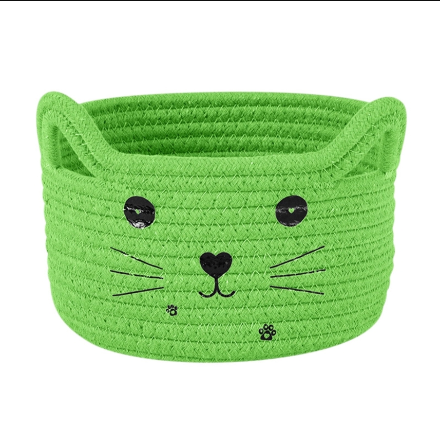 Small fabric storage baskets can be used to store cosmetics, stationery, dried flower decorations, snacks, and cat or dog toys