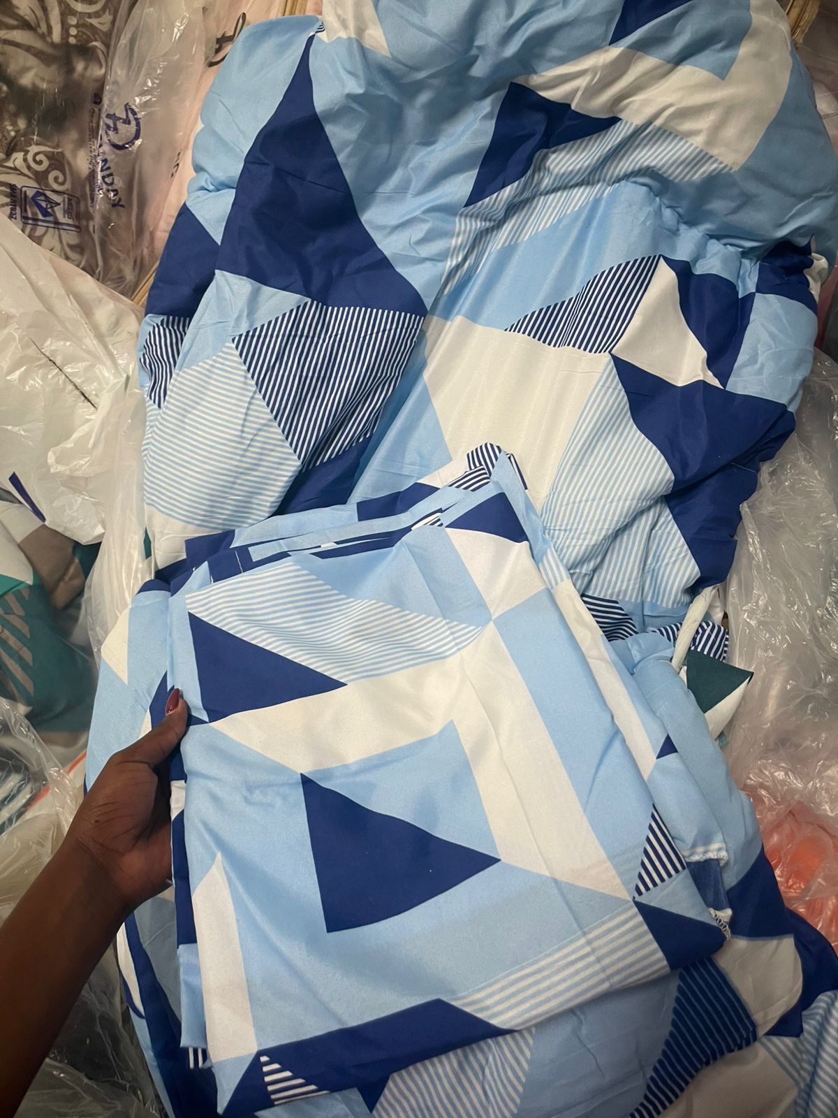 4pcs Set of Luxury Cotton Microfiber Duvet Blanket Set Quilted Random Color (1pc Duvet Blanket, 2pc Pillowcases, 1pc Bedsheet) High Quality Quilted Random Color Bedding Set