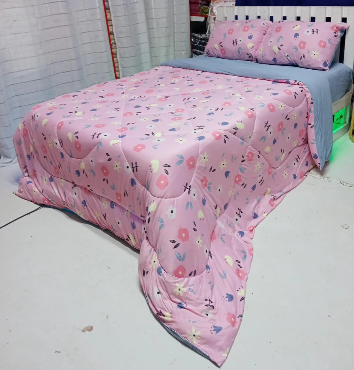 4pcs Set of Luxury Cotton Microfiber Duvet Blanket Set Quilted Random Color (1pc Duvet Blanket, 2pc Pillowcases, 1pc Bedsheet) High Quality Quilted Random Color Bedding Set