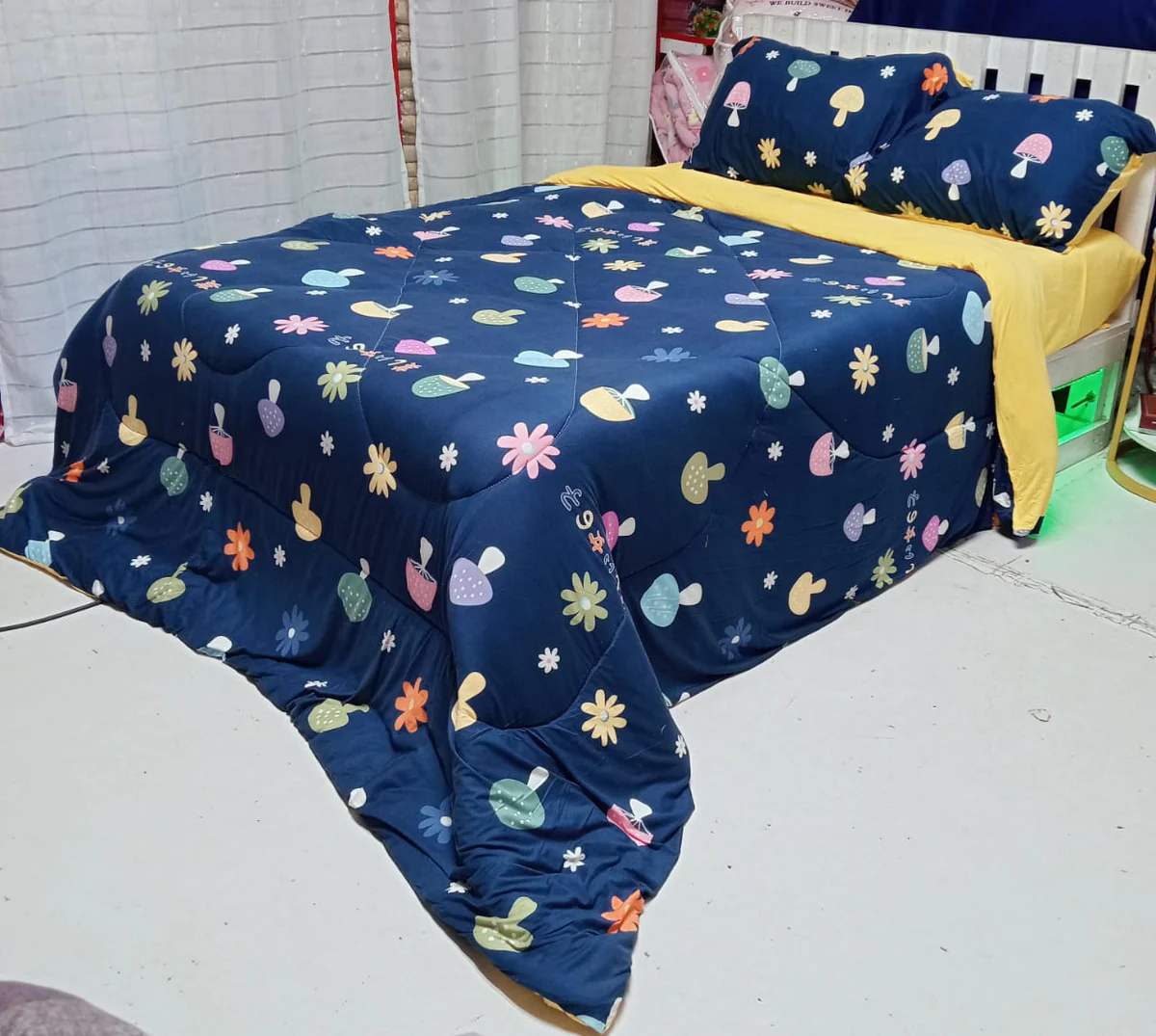 4pcs Set of Luxury Cotton Microfiber Duvet Blanket Set Quilted Random Color (1pc Duvet Blanket, 2pc Pillowcases, 1pc Bedsheet) High Quality Quilted Random Color Bedding Set