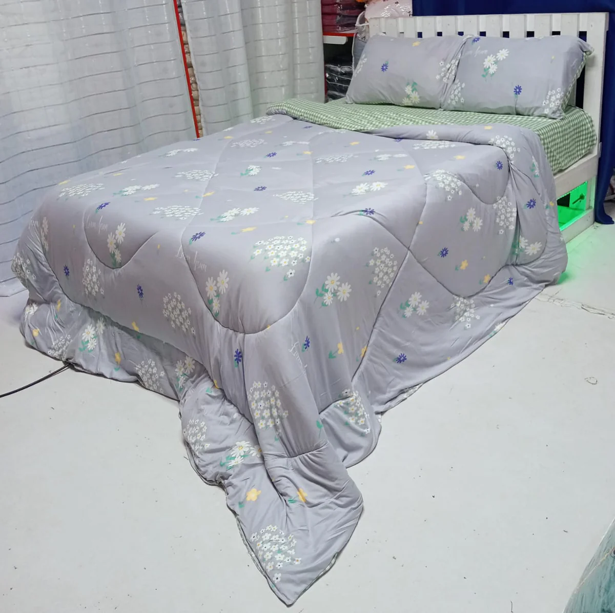 4pcs Set of Luxury Cotton Microfiber Duvet Blanket Set Quilted Random Color (1pc Duvet Blanket, 2pc Pillowcases, 1pc Bedsheet) High Quality Quilted Random Color Bedding Set