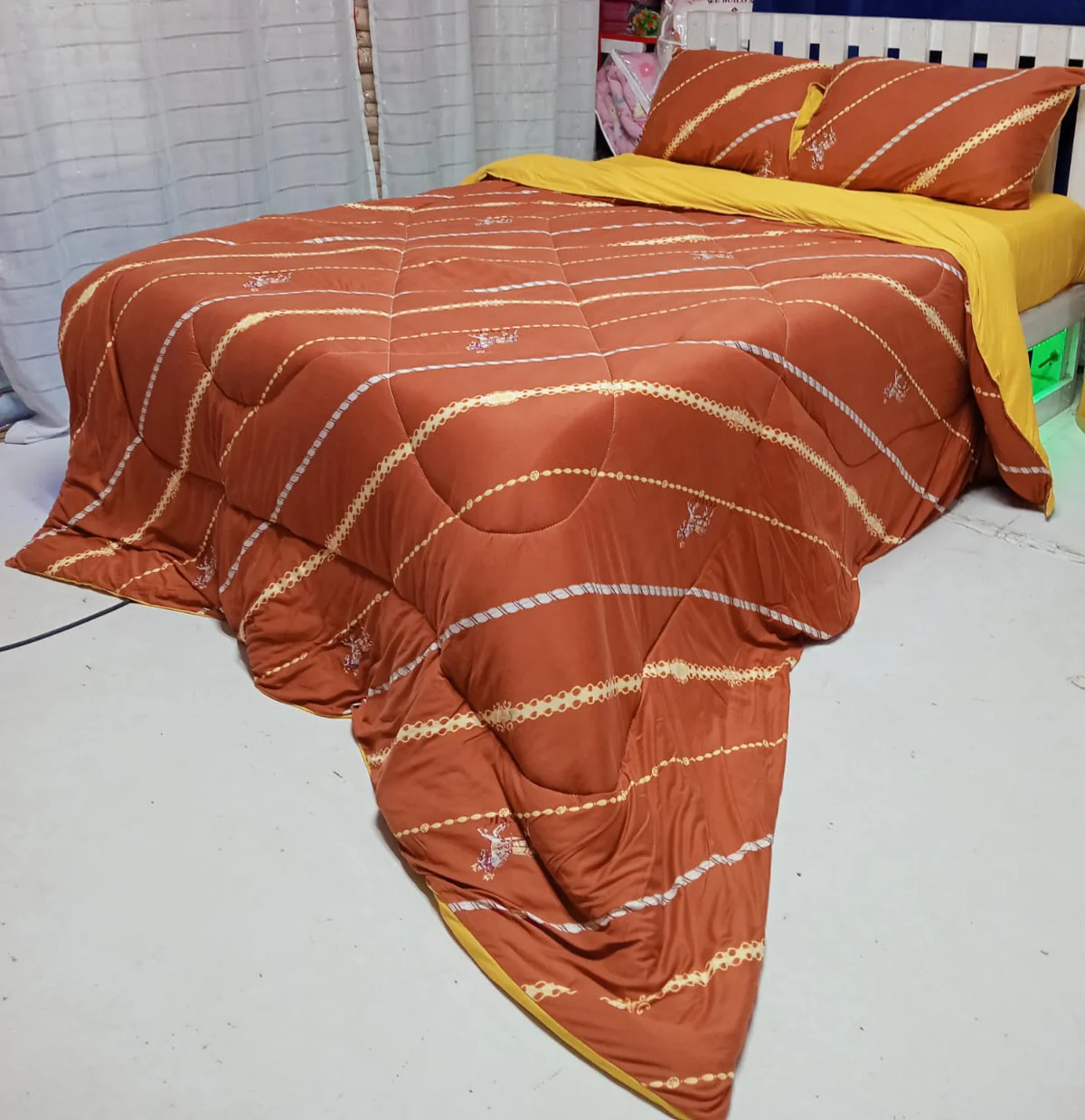 4pcs Set of Luxury Cotton Microfiber Duvet Blanket Set Quilted Random Color (1pc Duvet Blanket, 2pc Pillowcases, 1pc Bedsheet) High Quality Quilted Random Color Bedding Set