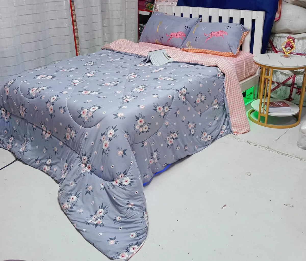 4pcs Set of Luxury Cotton Microfiber Duvet Blanket Set Quilted Random Color (1pc Duvet Blanket, 2pc Pillowcases, 1pc Bedsheet) High Quality Quilted Random Color Bedding Set