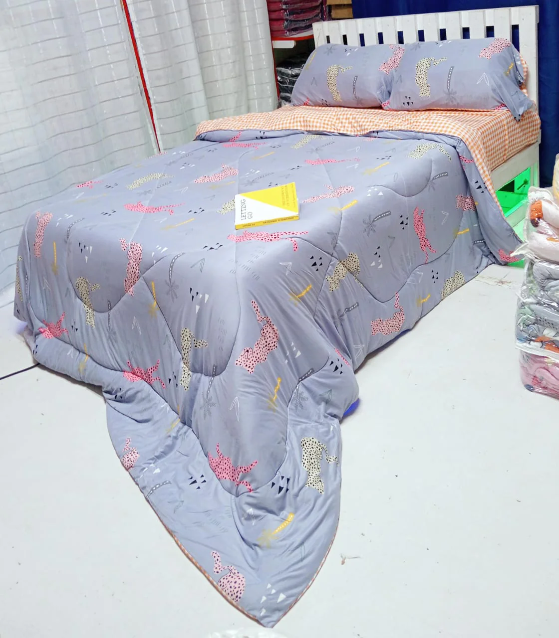 4pcs Set of Luxury Cotton Microfiber Duvet Blanket Set Quilted Random Color (1pc Duvet Blanket, 2pc Pillowcases, 1pc Bedsheet) High Quality Quilted Random Color Bedding Set