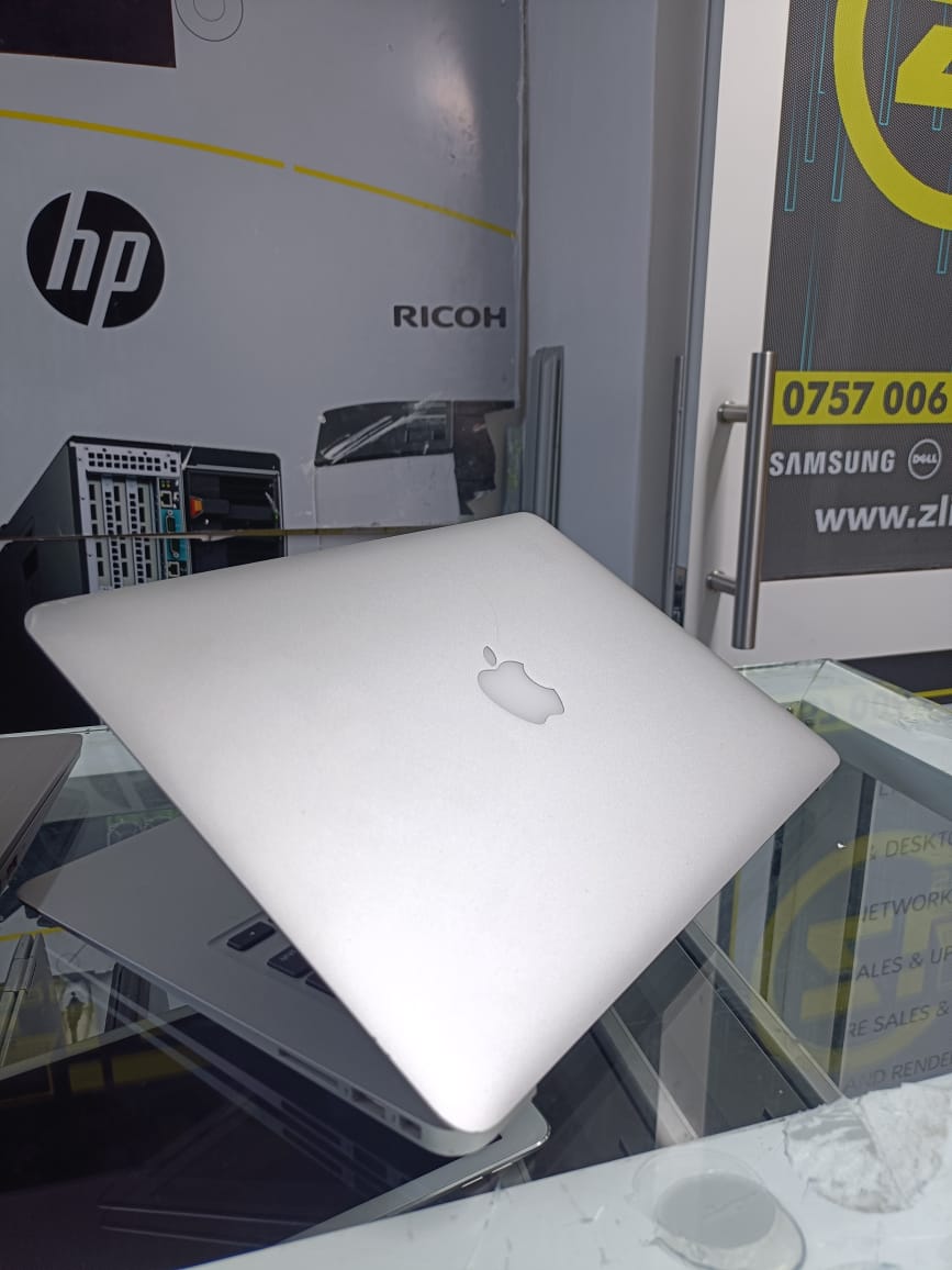 Apple MacBook Air A1466 (Mid-2013) – the perfect blend of performance and elegance. This model comes equipped with a high-performance Intel Core i7 processor, 8GB of RAM, and a super-fast 256GB SSD