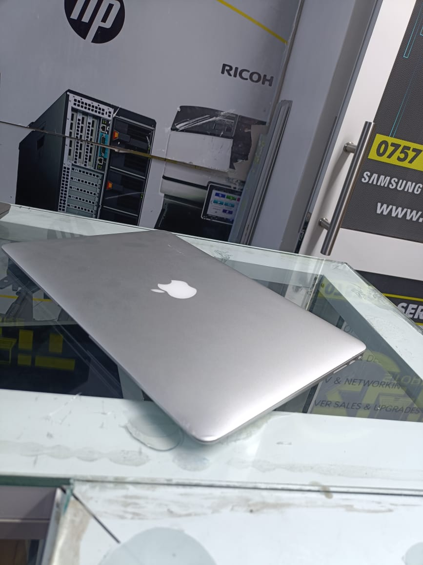 Apple MacBook Air A1466 (Mid-2013) – the perfect blend of performance and elegance. This model comes equipped with a high-performance Intel Core i7 processor, 8GB of RAM, and a super-fast 256GB SSD
