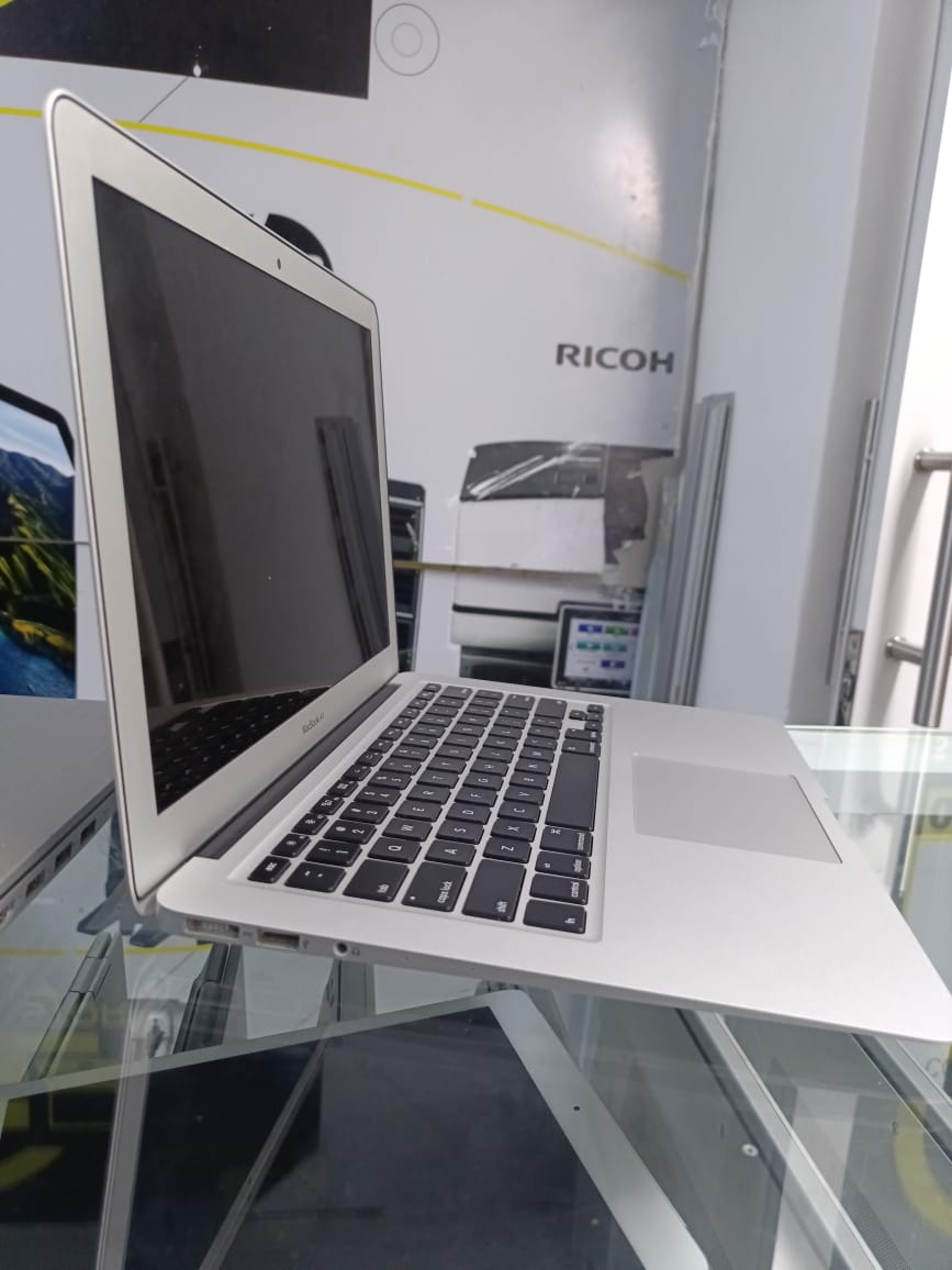 Apple MacBook Air A1466 (Mid-2013) – the perfect blend of performance and elegance. This model comes equipped with a high-performance Intel Core i7 processor, 8GB of RAM, and a super-fast 256GB SSD