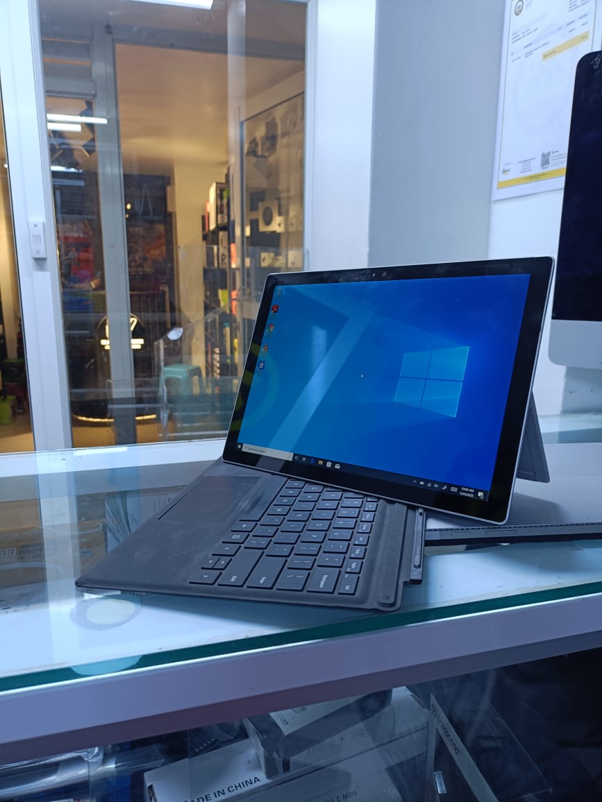 MICROSOFT SURFACE PRO 4 (1724) COI7 6TH GENERATION 16GBRAM 512GBSSD DETACHABLE
high-end configuration of this 2-in-1 detachable tablet. While it was a flagship device at its launch,
