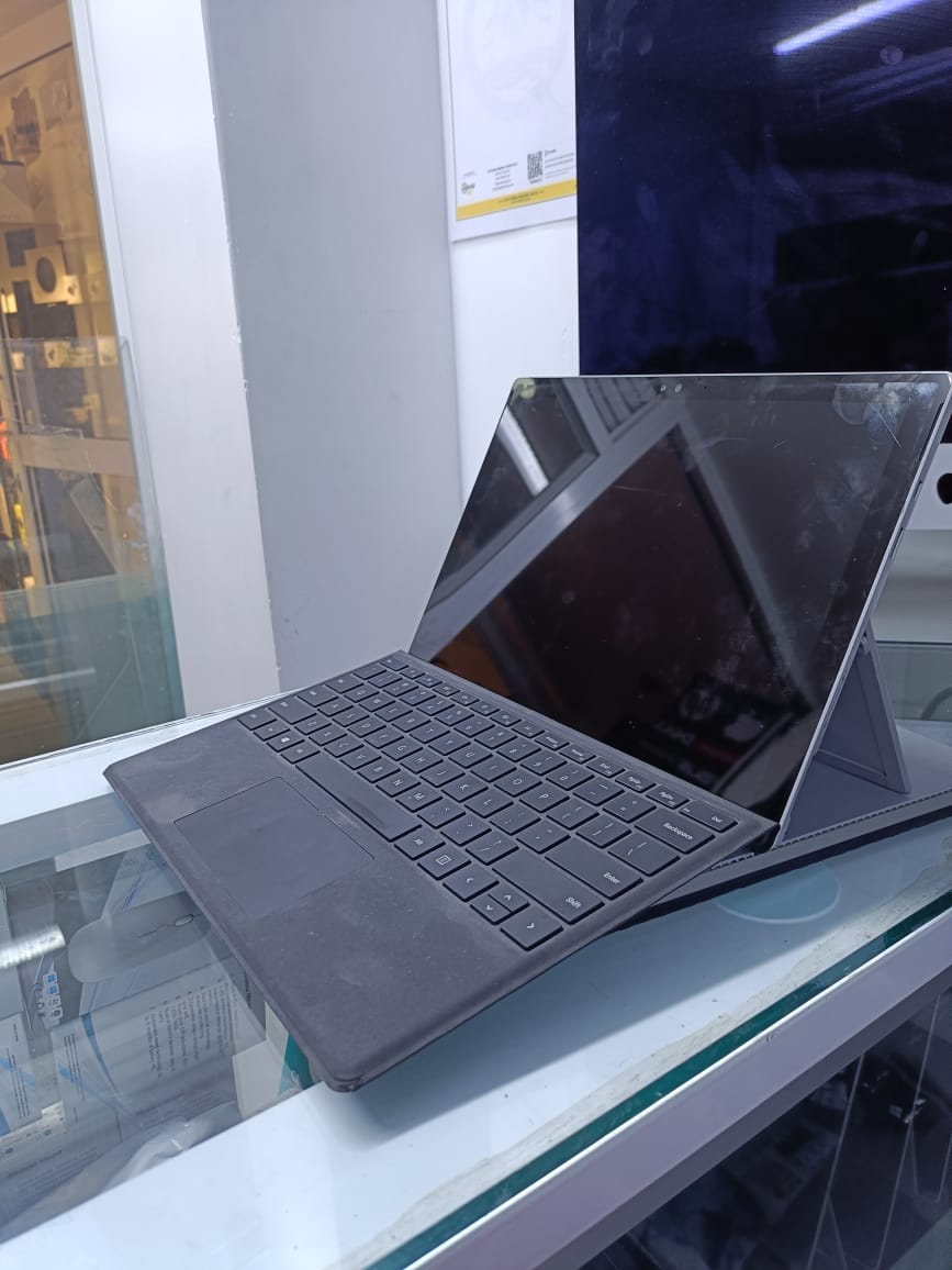 MICROSOFT SURFACE PRO 4 (1724) COI7 6TH GENERATION 16GBRAM 512GBSSD DETACHABLE
high-end configuration of this 2-in-1 detachable tablet. While it was a flagship device at its launch,