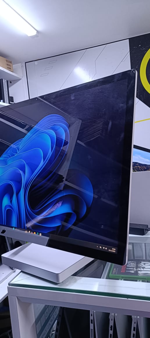 ( REFURBLISHED) MICROSOFT SURFACE STUDIO ALL IN ONE  COI7 6TH GENERATION  2.7 GHZ SPEED 16GBRAM 1TBSSD  2GB NVIDIA GEFORCE GTX965M
TOUCHSCREEN  27 INCHES 8K DISPLAY
TOUCHSCREEN  27 INCHES 8K DISPLAY