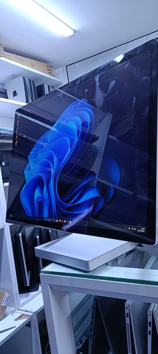 ( REFURBLISHED) MICROSOFT SURFACE STUDIO ALL IN ONE  COI7 6TH GENERATION  2.7 GHZ SPEED 16GBRAM 1TBSSD  2GB NVIDIA GEFORCE GTX965M
TOUCHSCREEN  27 INCHES 8K DISPLAY
TOUCHSCREEN  27 INCHES 8K DISPLAY