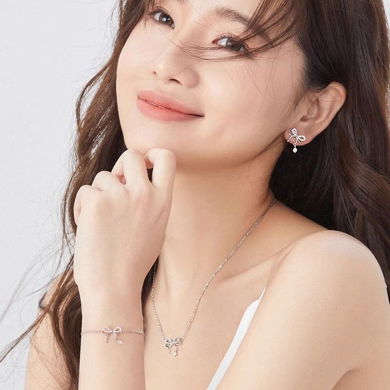 Women's Necklaces Butterfly teardrop necklace Light luxury clavicle chain Sweater chain Women's Jewelry