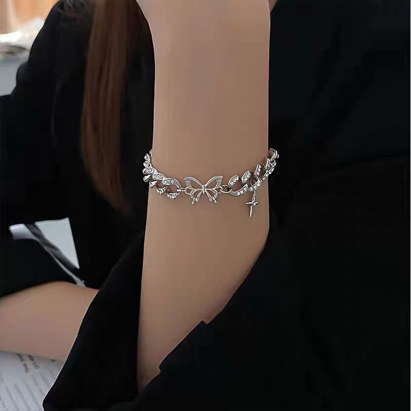 Women's Jewelry Butterfly Necklace Large circle clavicle chain Cold style celebrity necklace