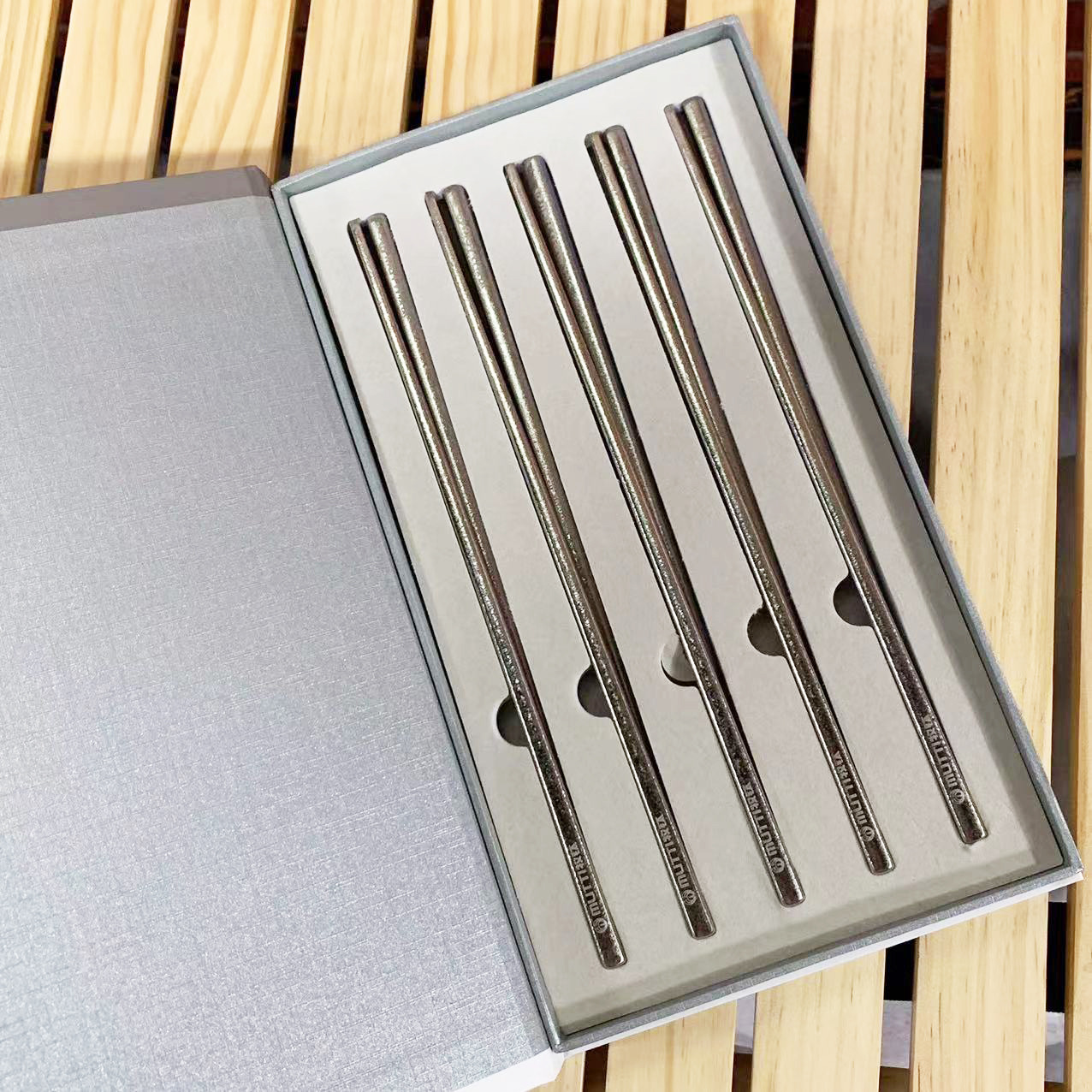 Pure titanium chopsticks, household reusable tableware, healthy sushi food sticks, tableware, kitchen utensils