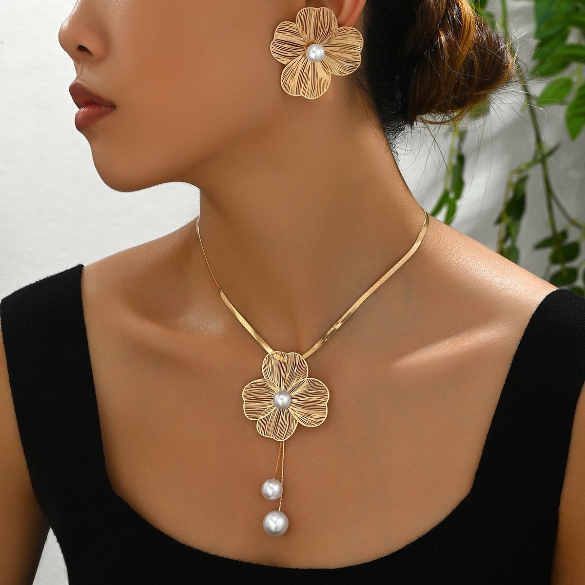 New 2PCS Fashion Gold-plated Metallic Flower Pendant Choker Necklace for Women Party Simple Pearl Flower Earring Jewelry Set
