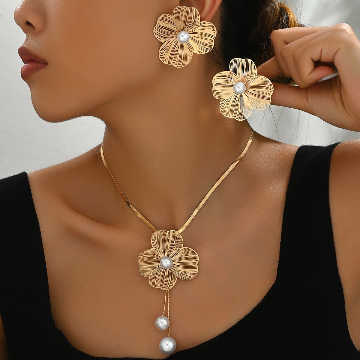 New 2PCS Fashion Gold-plated Metallic Flower Pendant Choker Necklace for Women Party Simple Pearl Flower Earring Jewelry Set