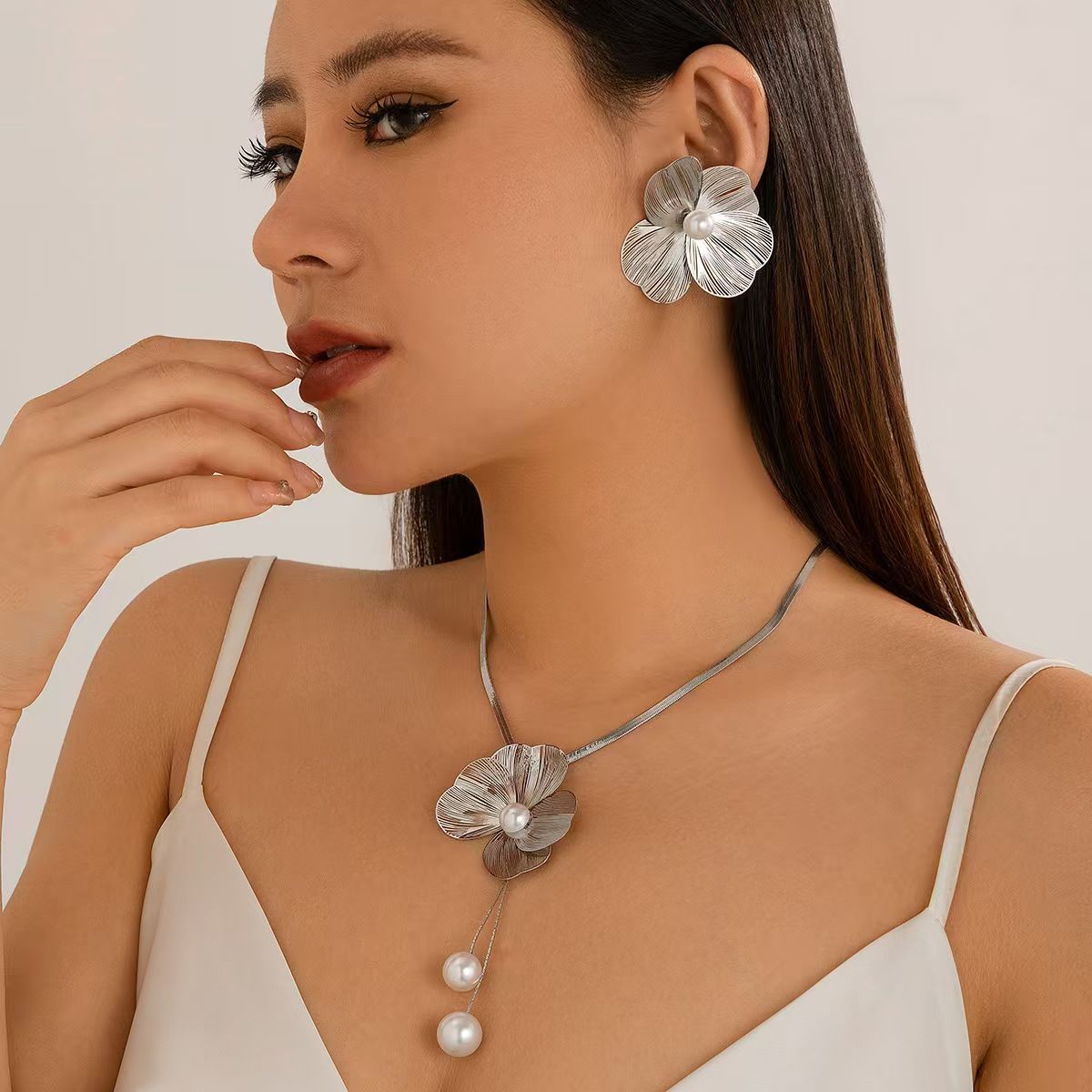 New 2PCS Fashion Gold-plated Metallic Flower Pendant Choker Necklace for Women Party Simple Pearl Flower Earring Jewelry Set