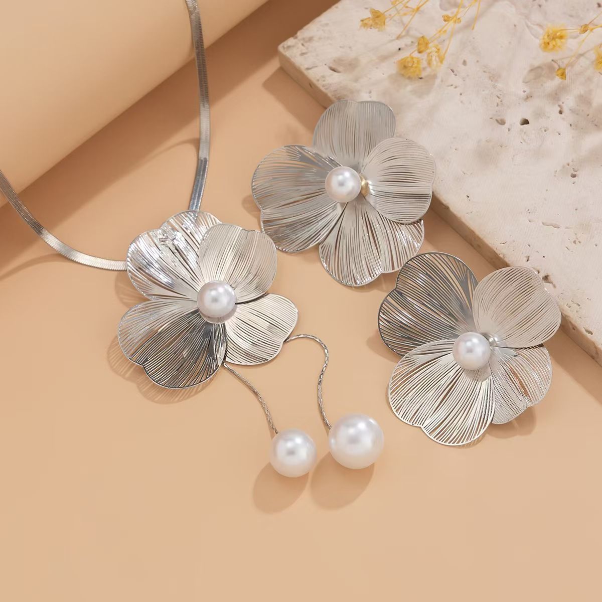 New 2PCS Fashion Gold-plated Metallic Flower Pendant Choker Necklace for Women Party Simple Pearl Flower Earring Jewelry Set