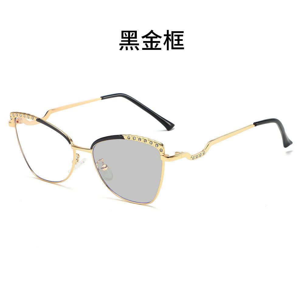 Glasses with metal frame and photochromic cat-eye shaped lenses, minimalist college style casual travel accessory for Women