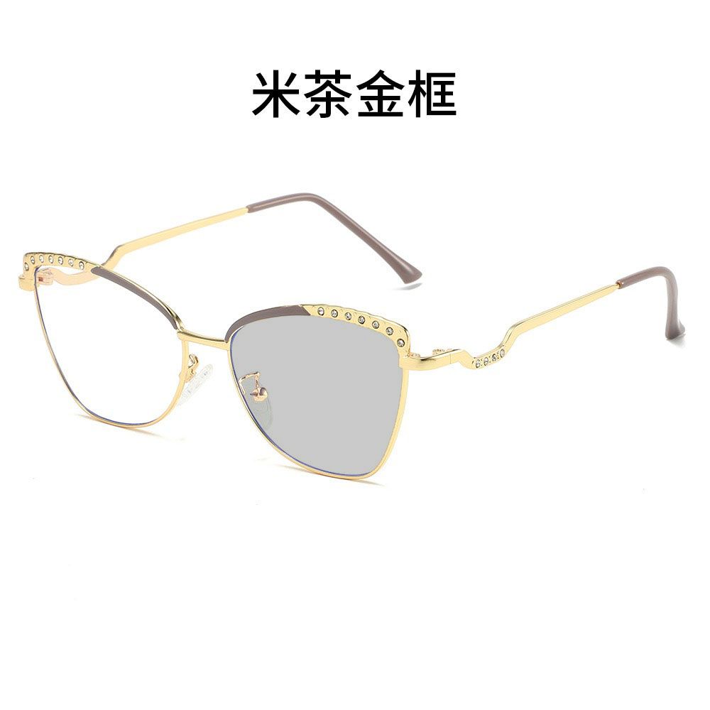 Glasses with metal frame and photochromic cat-eye shaped lenses, minimalist college style casual travel accessory for Women