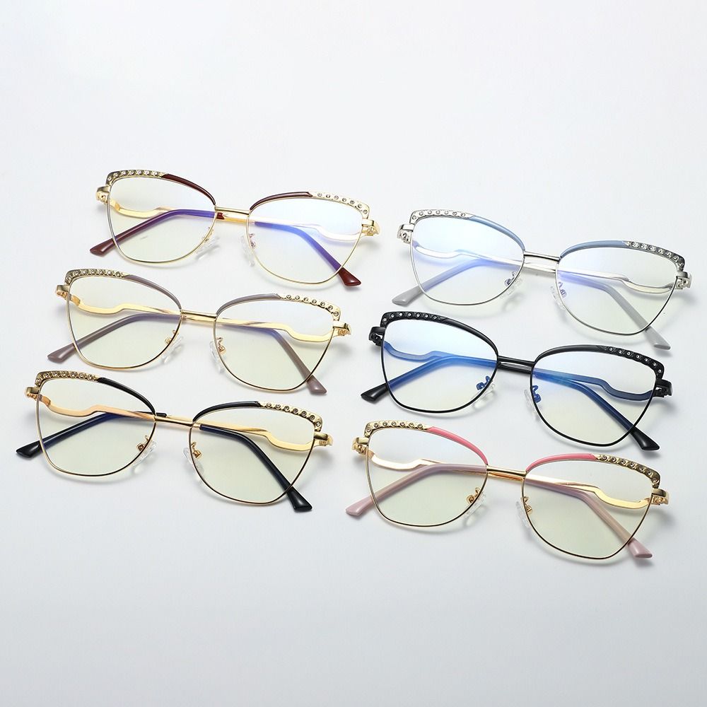 Glasses with metal frame and photochromic cat-eye shaped lenses, minimalist college style casual travel accessory for Women