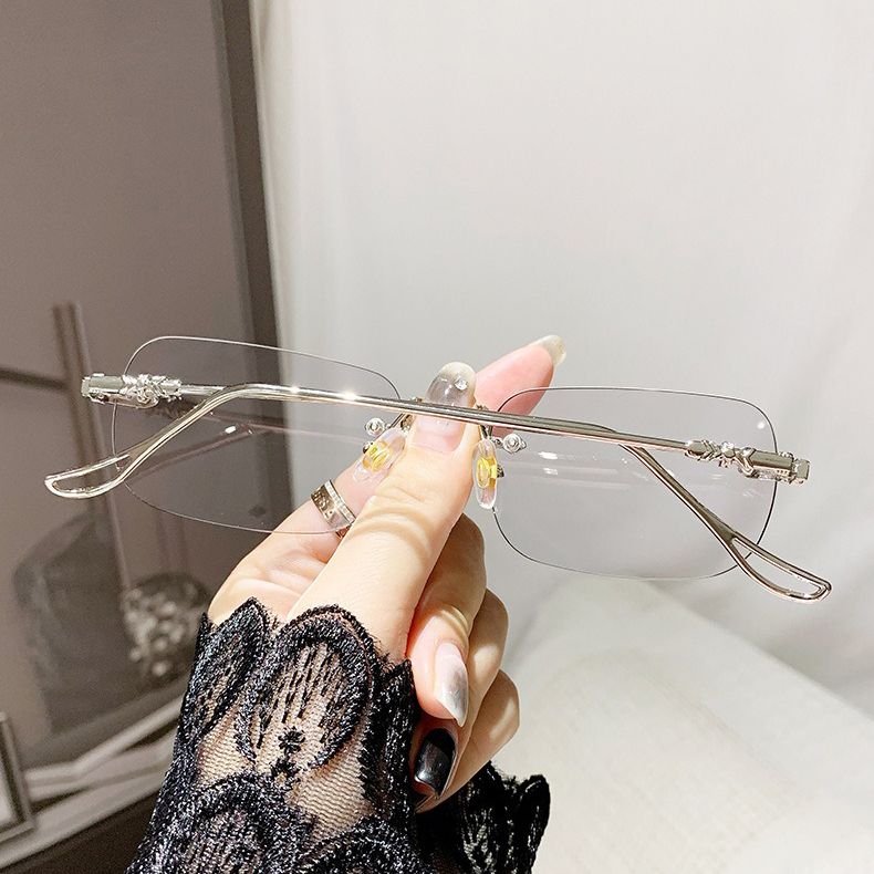 Seamless Transition from Book to Beach: Rimless Photochromic Readers
