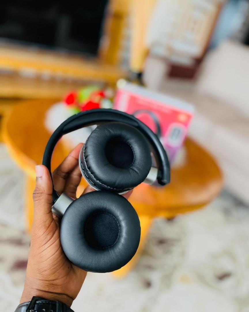 JBL D59 wireless headphones with microphones